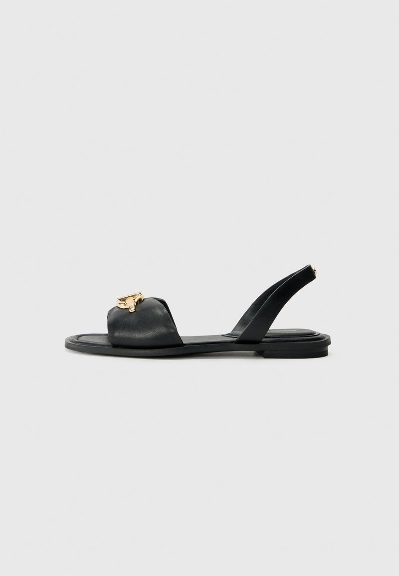 Must musta slingback sandaalid, millel on lame tall, kuldse rõngakujulise nööbi aktsent rihmal ja sile tekstuur.