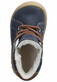 Stivale in pelle blu con lacci marroni, fodera bianca e suola in gomma. Presenta una cucitura a contrasto e un design a punta rotonda.