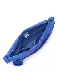 Borsetta in tessuto blu con due scomparti con zip, tasche interne per l'organizzazione, e un soffice pom-pom decorativo attaccato alla zip.