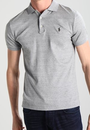 Szary polo z mieszanki bawełny, z kołnierzykiem, trzema guzikami i małym logo na lewej piersi. Krótkie rękawy i dopasowany krój.