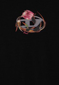 T-shirt nera con una grafica che presenta una rosa rosa intrecciata con un logo argentato e accenti astratti vivaci.