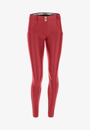 Pantaloni rossi attillati in materiale elasticizzato, con vita alta, due bottoni e tasche laterali. Tessuto liscio con una finitura elegante.