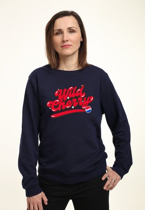 Felpa blu navy con una vivace grafica rossa "Wild Cherry". Presenta un colletto a girocollo e maniche lunghe, realizzata in un tessuto liscio.