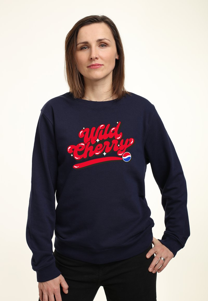 Felpa blu navy con una vivace grafica rossa "Wild Cherry". Presenta un colletto a girocollo e maniche lunghe, realizzata in un tessuto liscio.