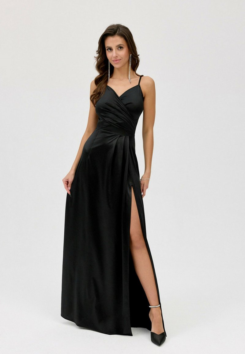 Černé saténové večerní šaty s výstřihem do V, nabíraným tělem a výpustí po stehně. Disponují tenkými ramínky a mají délku až na zem.