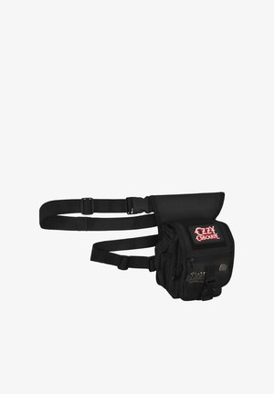Marsupio nero realizzato in tessuto resistente, dotato di una tracolla regolabile, diversi taschini con zip e un dettaglio logo sulla parte anteriore.