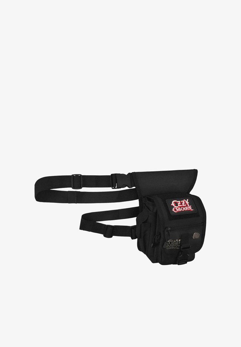 Musta vyölaukku kestävästä kankaasta, jossa on säädettävä hihna, useita vetoketjullisia taskuja ja logotiedot edessä.