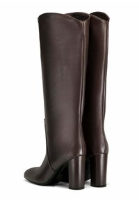 Une paire de bottes en cuir marron foncé, arrivant jusqu'aux genoux, avec des bouts ronds et des talons carrés, présentée de dos et de profil.