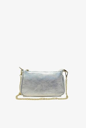 Stříbrná metalická kabelka s hladkým, strukturovaným povrchem, zvýrazněná zlatým ramenním popruhem a zipovým uzávěrem.