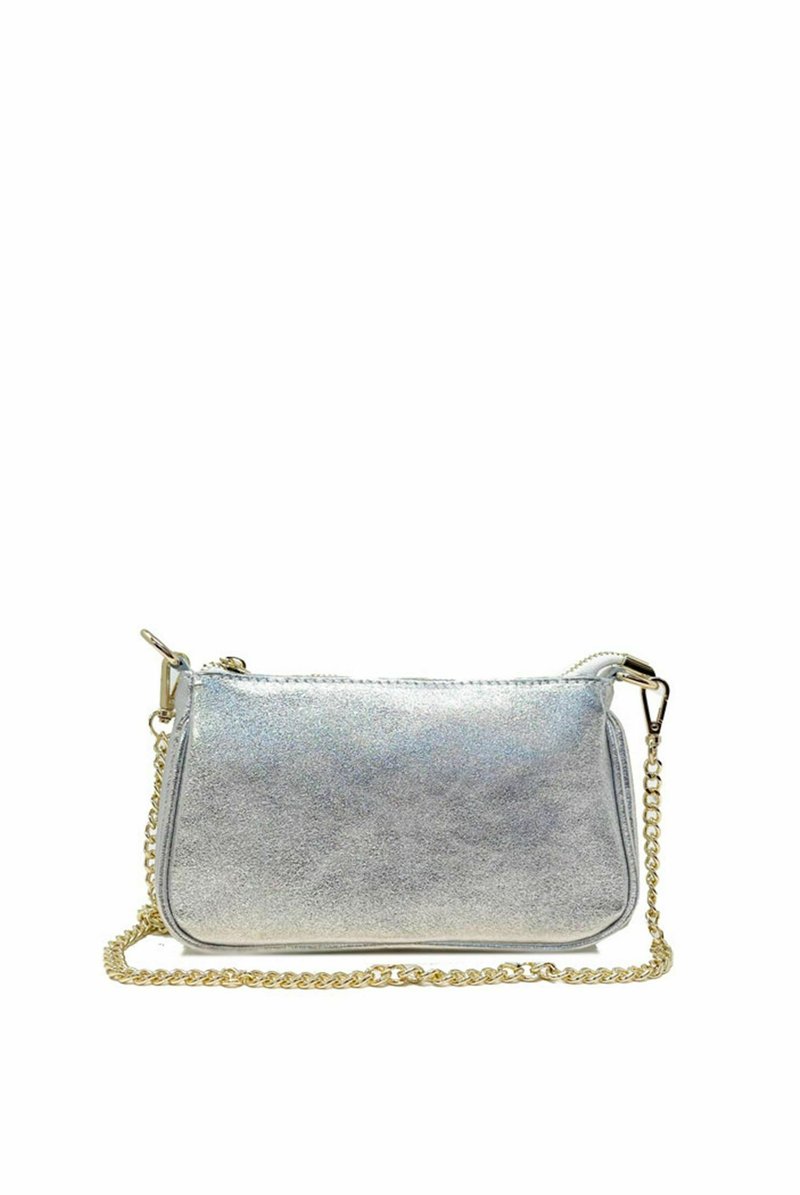 Sølvmetallic håndtaske med en glat, struktureret overflade, fremhævet af en guld kædereflet og en lynlås lukning.