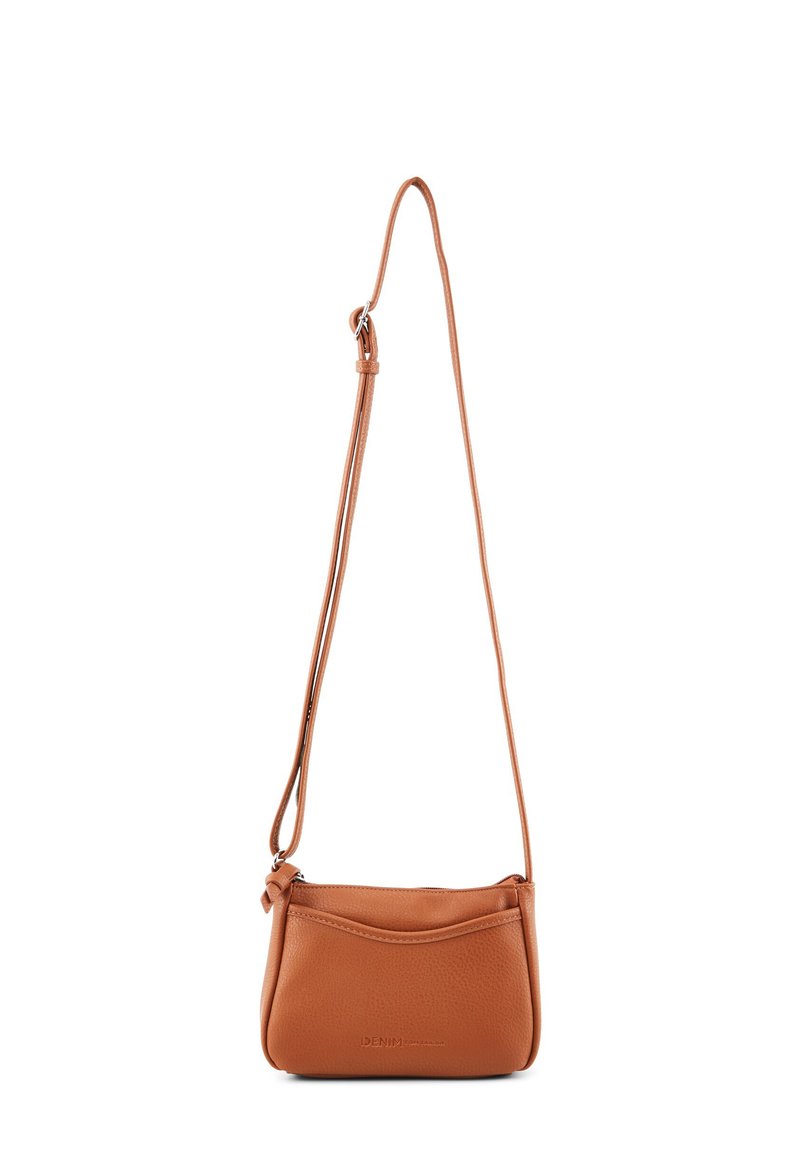 Kleine, beigefarbene Leder-Crossbody-Tasche mit verstellbarem Schulterriemen und vorderer Einschubtasche, minimale Markenkennzeichnung in der Mitte vorne.