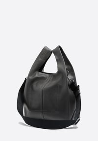 Ciemnoszara skórzana torba w unikalnym stylu hobo, z dwoma zaokrąglonymi uchwytami i kontrastowym czarnym paskiem z tkaniny. Gładka faktura, minimalistyczny design.