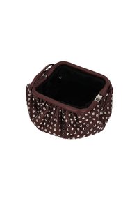 Barna, texturált kézitáska ezüst szegecsekkel, fodros kialakítással és nyitott tetejű. Belseje fekete szövetből készült. Kompakt, négyzet alakú.