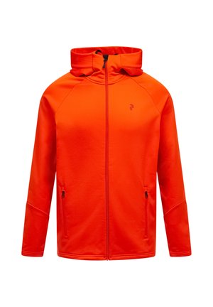 Rød zip-up jakke lavet af blødt stof. Har en høj krave, to sidelommer og et logo på venstre brystområde.