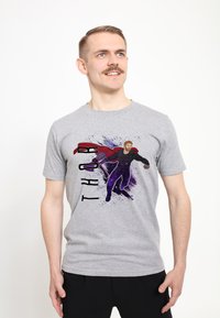 Camiseta de algodón gris con una ilustración de Thor en un atuendo negro y rojo, con el texto "THOR" debajo en una fuente en negrita.