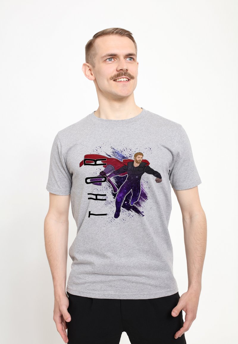 Camiseta de algodón gris con una ilustración de Thor en un atuendo negro y rojo, con el texto "THOR" debajo en una fuente en negrita.