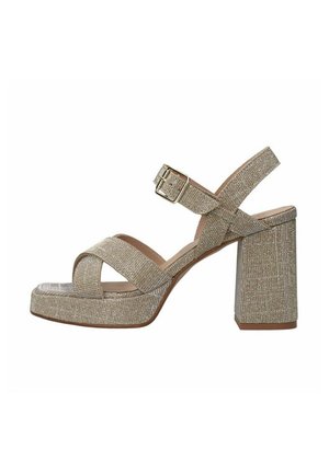 Gouden glitter block-heeled sandalen hebben crisscross banden, een verstelbare enkelgesp en een gestructureerd oppervlak. Vierkante neus en platformontwerp.