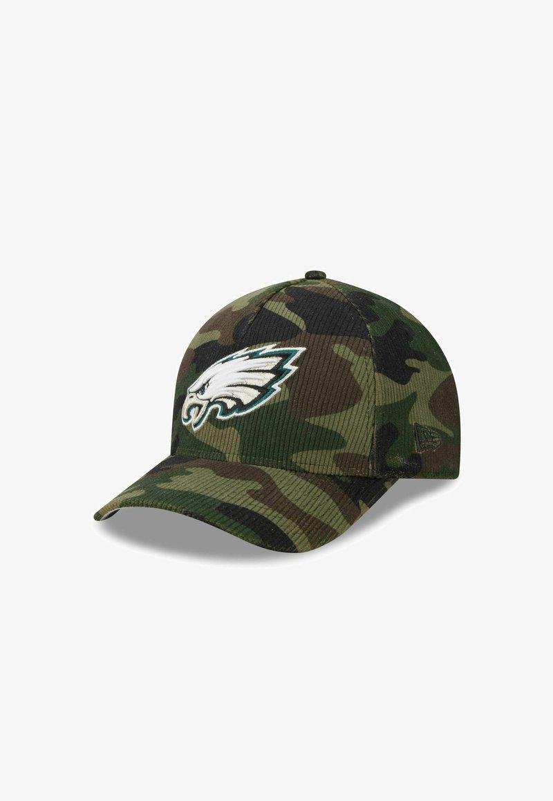 Tarnmuster-Baseballcap aus strukturiertem Stoff. Mit einem gestickten Adler-Logo auf der Vorderseite und einem gebogenen Schirm.