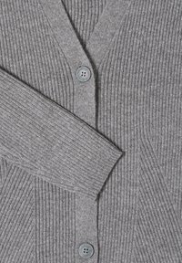 Szary prążkowany kardigan z dekoltem w serek, dwoma guzikami i fakturowaną tkaniną z pionowymi wzorami. Zbliżenie podkreślające detale.