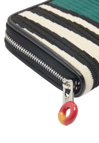 Portfel na zamek w zielonym, czarnym i białym splotowym materiale. Posiada błyszczącą srebrną suwaczkę z okrągłym akcentem w kolorze czerwonym i pomarańczowym.
