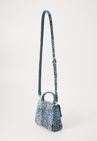 Borsa in tessuto blu con una forma strutturata, dotata di manico superiore, tracolla regolabile e motivo astratto. Inclusi dettagli in metallo argentato.