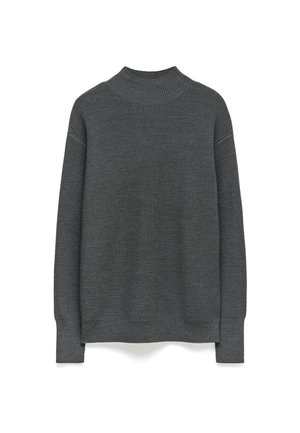 Ciemnoszara sweter dzianinowy z wysokim kołnierzem, długimi rękawami i prążkowaną fakturą. Posiada luźny krój i rozcięcia po bokach u dołu.