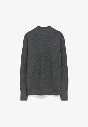 Ciemnoszara sweter dzianinowy z wysokim kołnierzem, długimi rękawami i prążkowaną fakturą. Posiada luźny krój i rozcięcia po bokach u dołu.