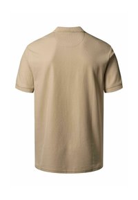 Tricou polo bej, cu mâneci scurte, văzut din spate, cu guler striat și mâneci tivite.