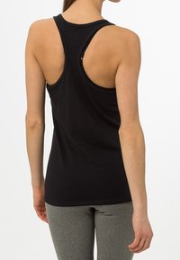 Schwarzes Racerback-Top aus elastischem Stoff mit glatter Textur und körperbetontem Schnitt, mit minimalen Nähten und abgerundetem Saum.