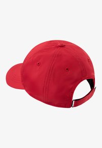 Cappellino da baseball rosso in tessuto, con visiera curva, fori di ventilazione e cinturino posteriore regolabile. Texture liscia, design semplice.