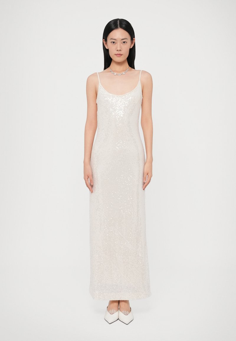 Rochie de seară cu paiete în nuanță bej deschis, siluetă ajustată cu bretele subțiri, având o textură fină și design până la podea.