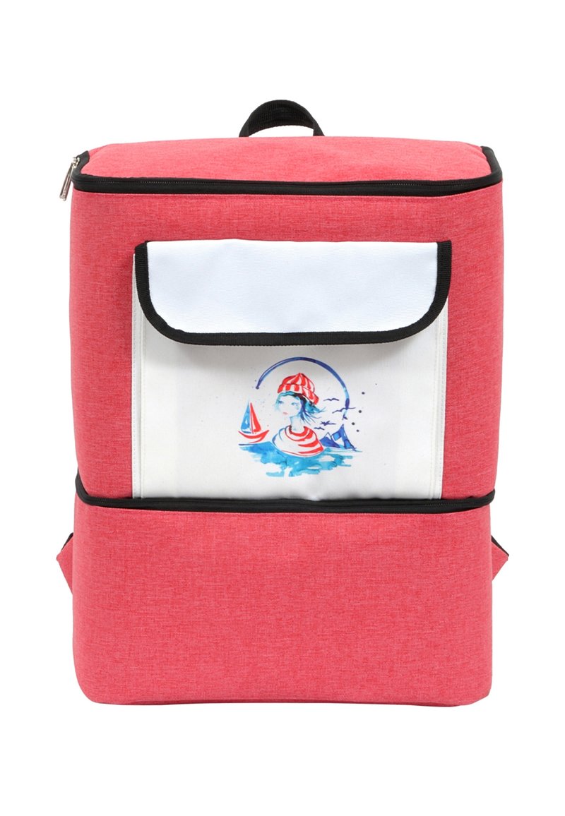 Roter rechteckiger Rucksack mit einer weißen Fronttasche, die eine Aquarellillustration eines Mädchens mit einem Hut sowie Segelbooten und Vögeln zeigt.