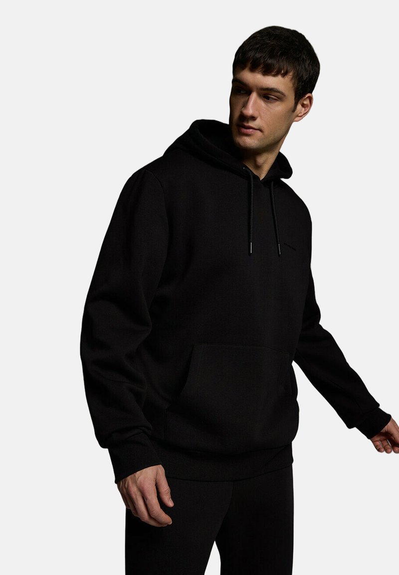 Czarna bluza z kapturem wykonana z miękkiej, teksturowanej tkaniny. Posiada kieszeń kangurzą, regulowany sznurek i ściągacze na rękawach. Prosty, minimalistyczny design.