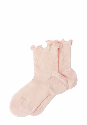 Růžové žebrované ponožky s volánkovým okrajem, vyrobené z měkkého materiálu, s hladkým povrchem a zaoblenými prsty.