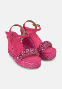 Sandali con zeppa in suede rosa, dotati di una fascia decorata con gioielli, suola in juta intrecciata e cinturino alla caviglia con fibbia regolabile. Soletta piatta e testurizzata.