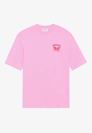 Roze katoenen t-shirt met korte mouwen, met een rode grafische afbeelding van een vlinder en de tekst "OBSCURE FUTURE" op de linkerkant van de borst.