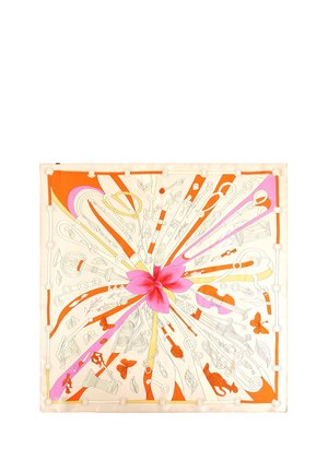 Foulard di seta con centro a fiore rosa, nastri arancioni e rosa e schizzi dettagliati di strumenti musicali e foglie su sfondo crema.