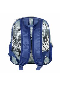 Mochila azul con estampados gráficos, correas ajustables, un bolsillo de malla y una tela resistente. Cuenta con un asa en la parte superior para un fácil transporte.