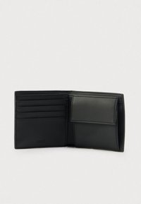 Czarny portfel ze skóry z sześcioma przegródkami na karty, kieszenią na monety i gładką fakturą. Kompaktowy design, minimalistyczne oznakowanie i brak widocznych elementów metalowych.