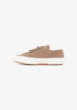 Suède bruine sneakers met een witte rubberen zool, voorzien van zes veterogen, een ronde neus en horizontale stiksels op de bovenkant.