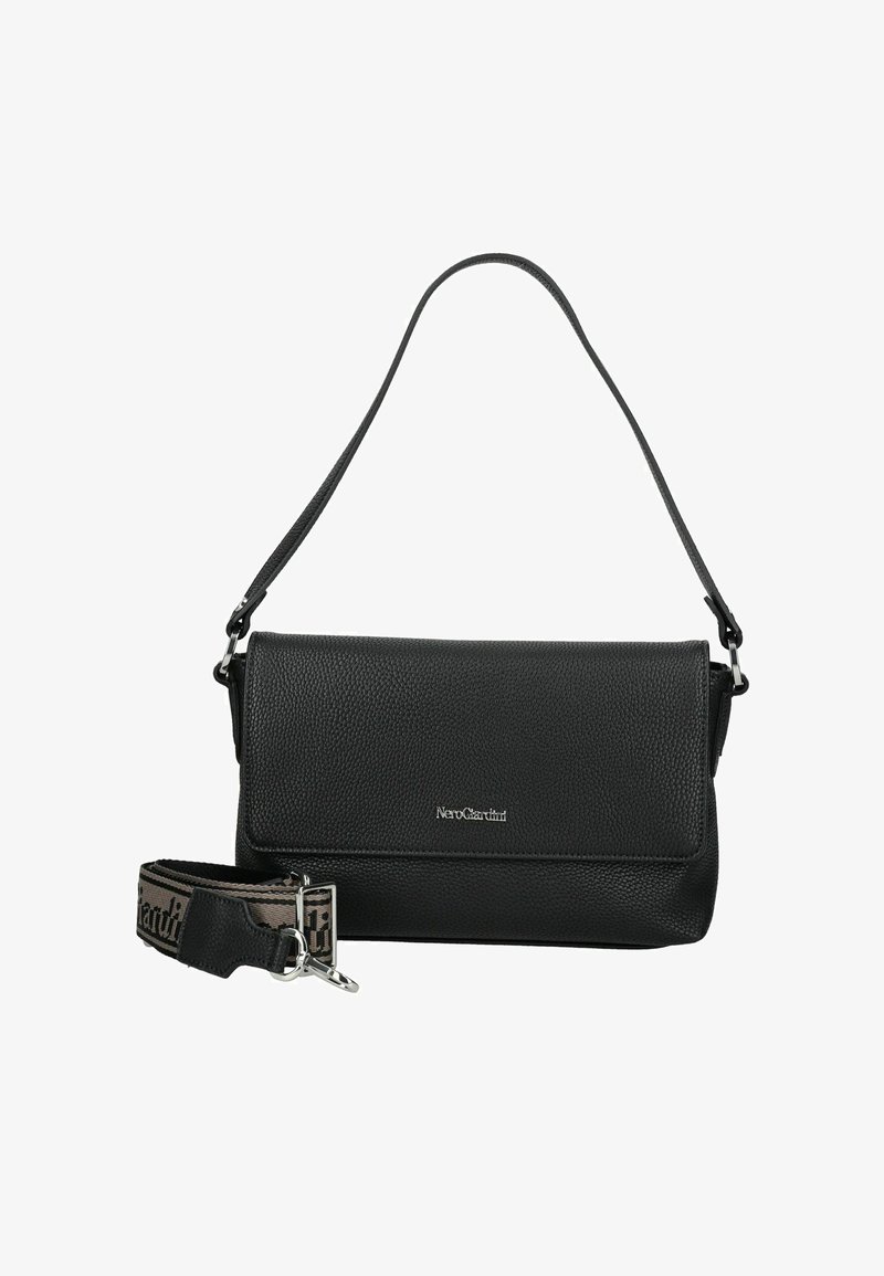 Sac à épaule en cuir noir texturé avec fermeture à rabat, logo argenté et bandoulière large amovible avec motif de marque.
