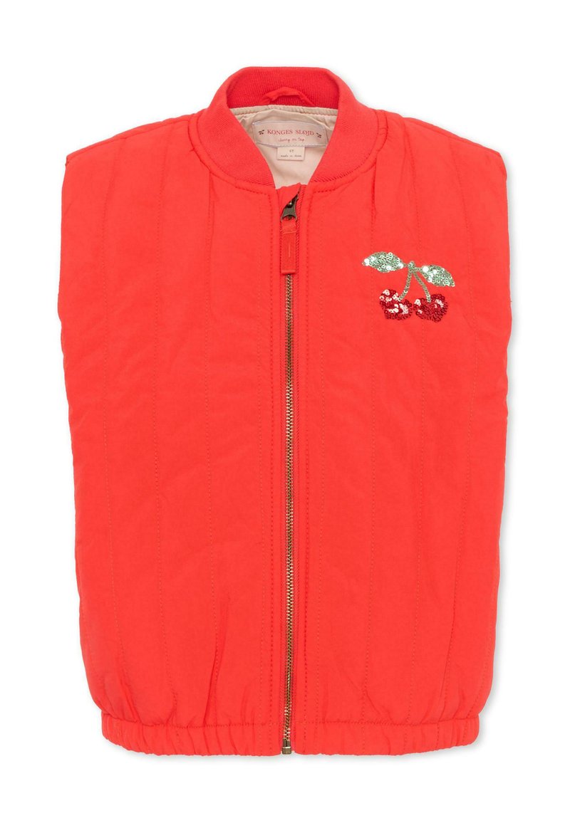 Felrode gewatteerde bodywarmer met een ritssluiting aan de voorkant en paillettenborduursel van een kers op de linkerborst, elastische zoom en geribde kraag.