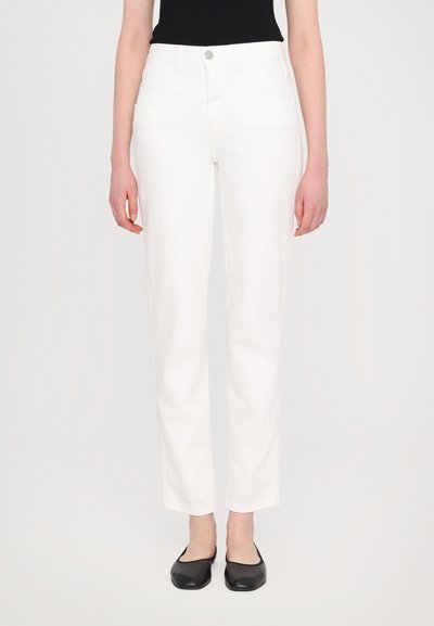 Pantalon en denim blanc avec une coupe droite, taille mi-haute et design minimaliste. Fini avec un bouton en argent et des détails de couture subtils.