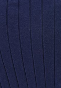 Tejido azul marino con textura de costura vertical acanalada y rayas espacadas. El material es suave y se pueden ver detalles de costura uniforme en toda la superficie.