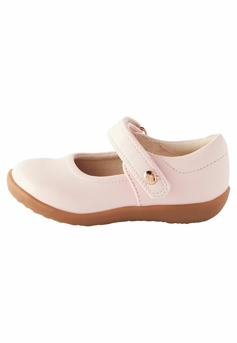 Roza usnjena Mary Jane čevlja z zaobljenim prstom, Velcro zaponko in rjavo gumijasto podplatom. Gladka tekstura z minimalno šiviljskimi detajli.