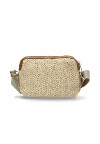 Bolso tejido beige con una superficie texturizada, acentos de cuero marrón, cierre de cremallera y una correa de lona ajustable. Forma rectangular.