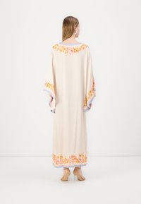 Ilgas, kreminės spalvos kimono su gėlėmis raštais rožinėms ir oranžinėms spalvoms palei apykaklę ir rankoves; turi mėlynus akcentus apykaklėje ir rankogaliuose.