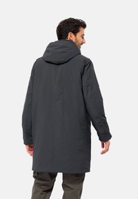 Parka impermeabile grigia scura con cappuccio, caratterizzata da una vestibilità dritta, maniche lunghe e dettagli di cucitura discreti sul retro.