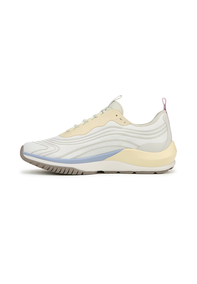 Sneaker léger avec une tige blanche texturée, des accents jaune doux et bleu pâle, et une semelle en caoutchouc flexible. Design à lacets avec une languette.