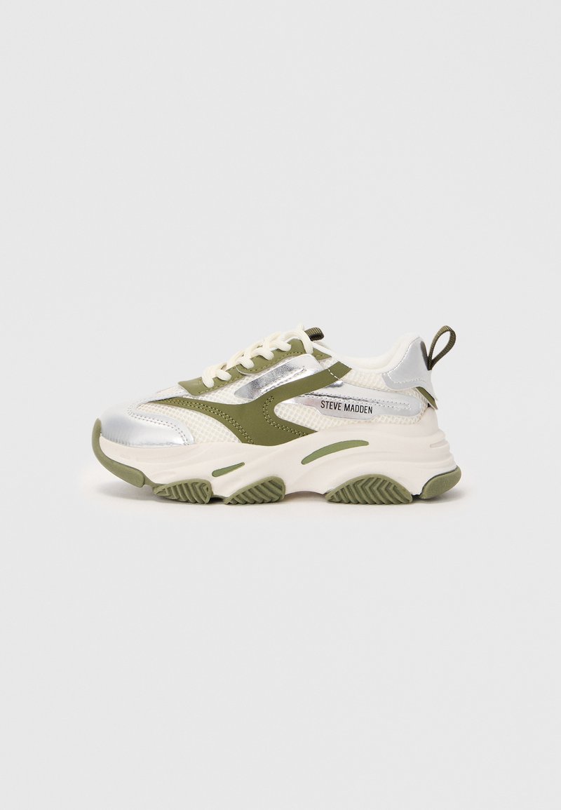 Weiße und olivgrüne Sneaker mit metallic-silbernen Akzenten, strukturiertem Mesh-Obermaterial, dicker Gummisohle und kontrastierendem Schnürdesign.